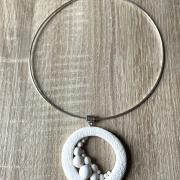 Pendentif rond ouvert (boules blanches)